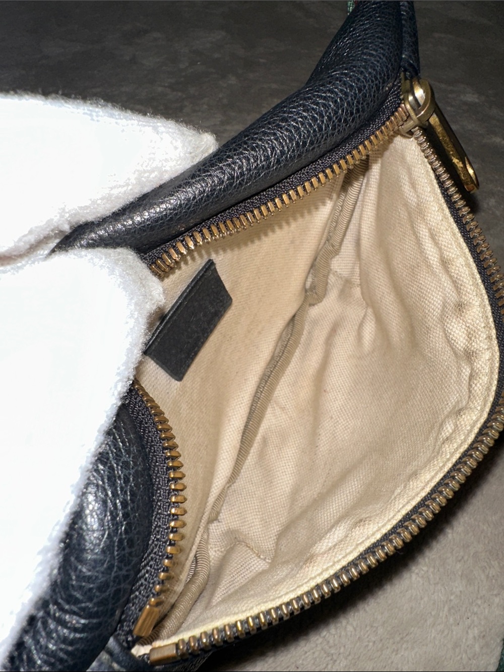 Gucci Black Leather Logo Belt/Crossbody Bag with Sherry Line - Picture 14 of 15